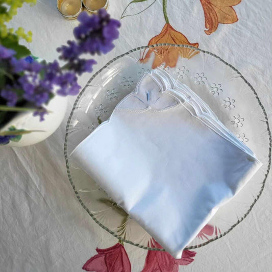 Vita tygservetter - Blå brodyr 6 st