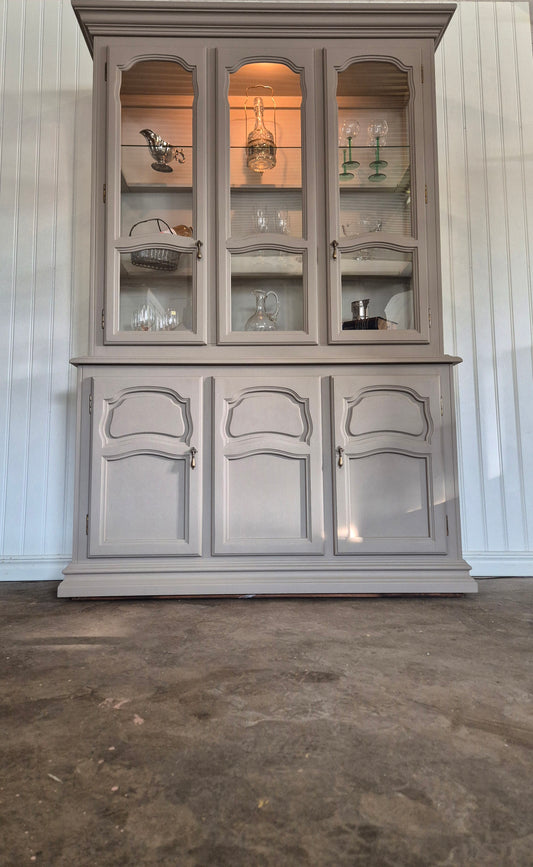 Vitrinskåp muskotnöt