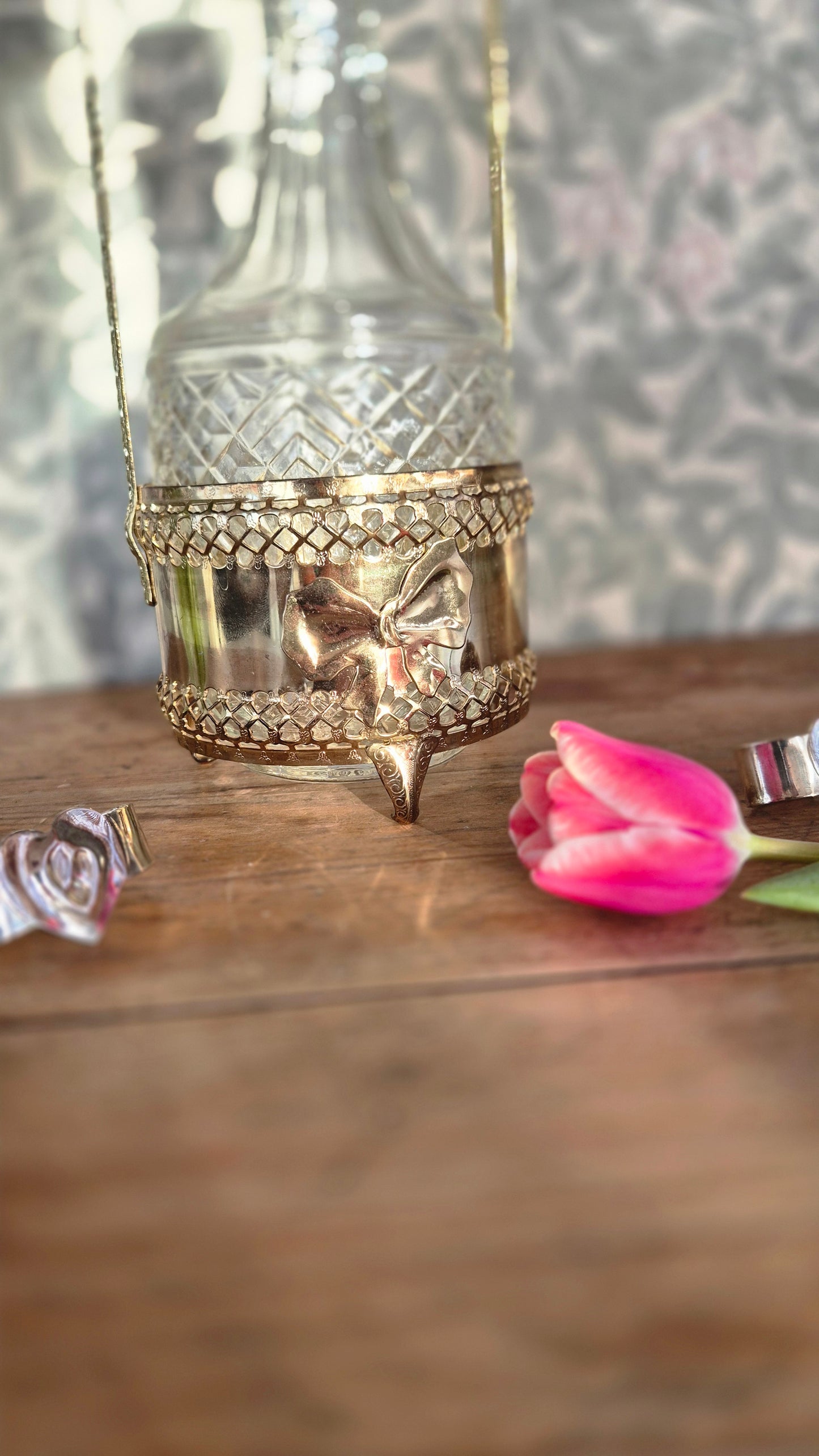 Vinkaraff i glas med hållare