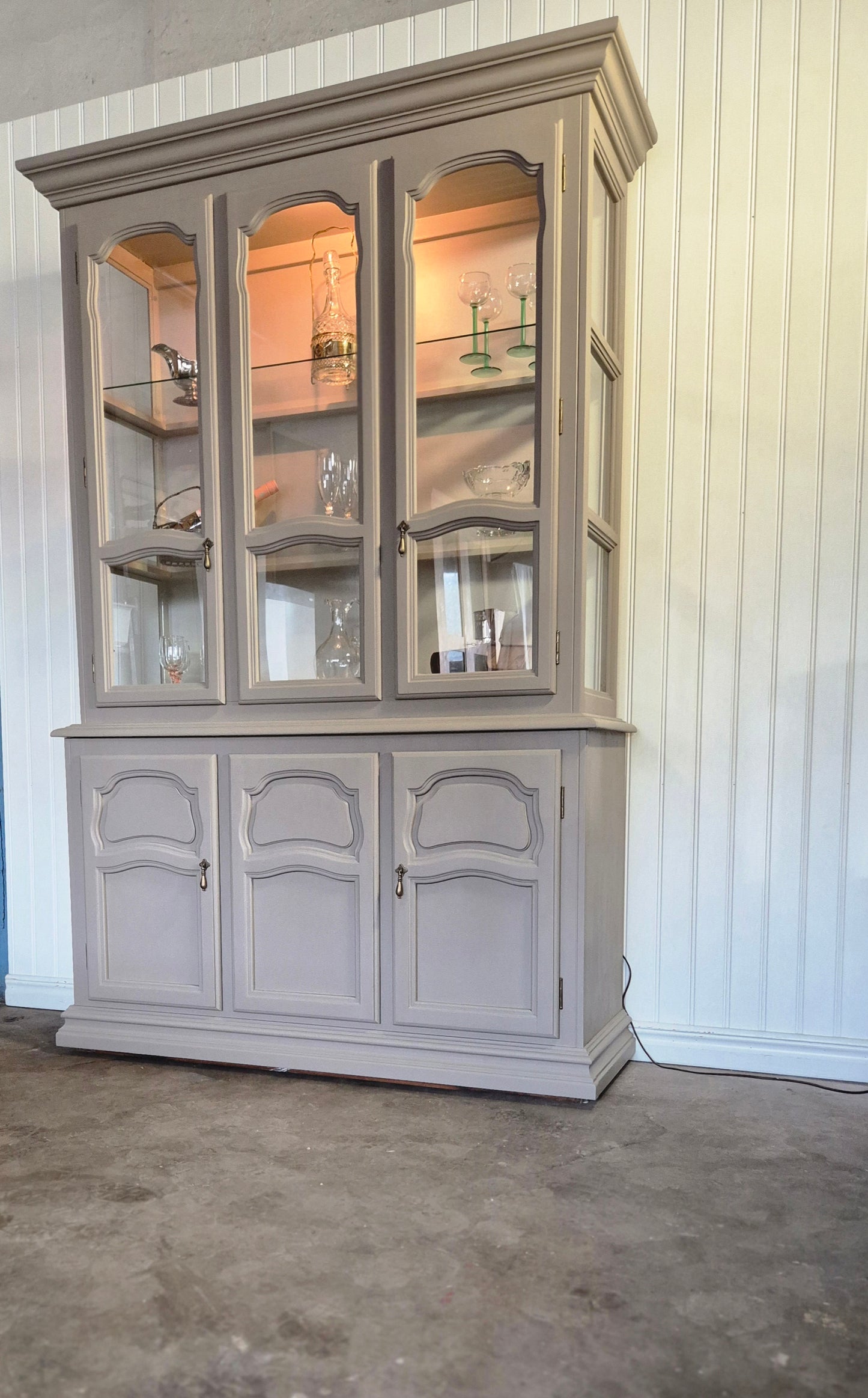 Vitrinskåp muskotnöt