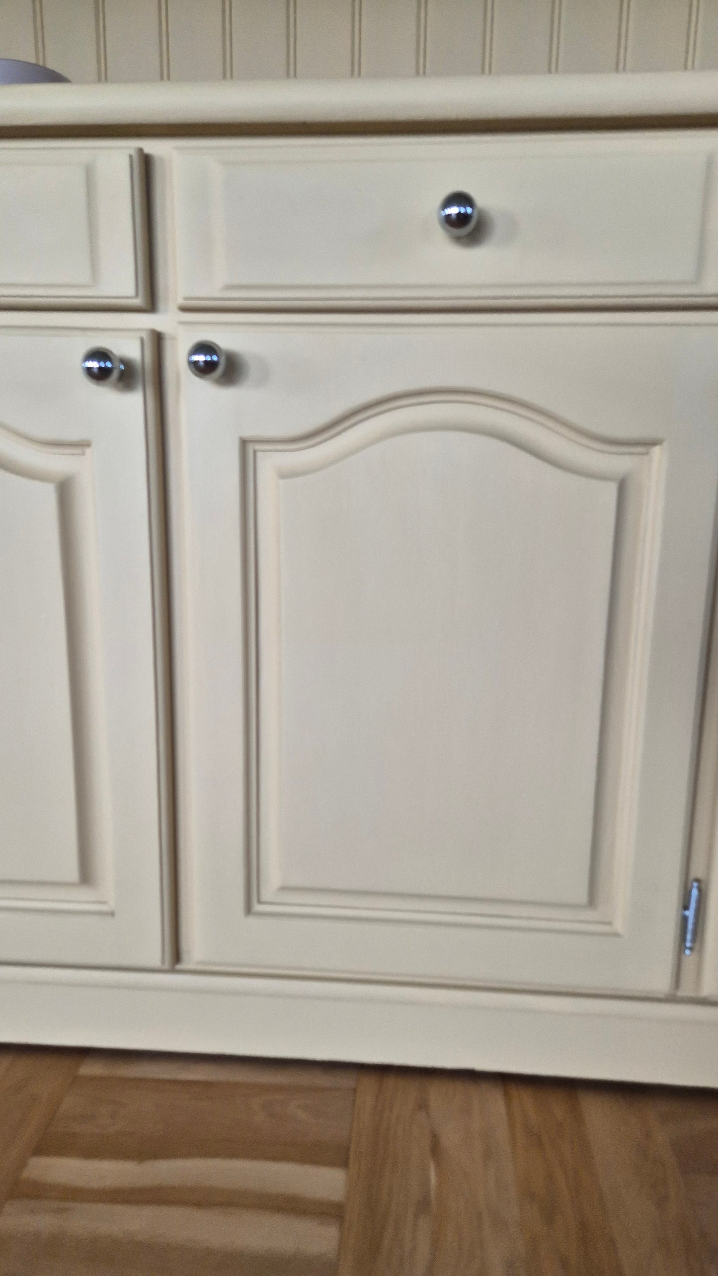 Lantligt vitrinskåp- Antikgul