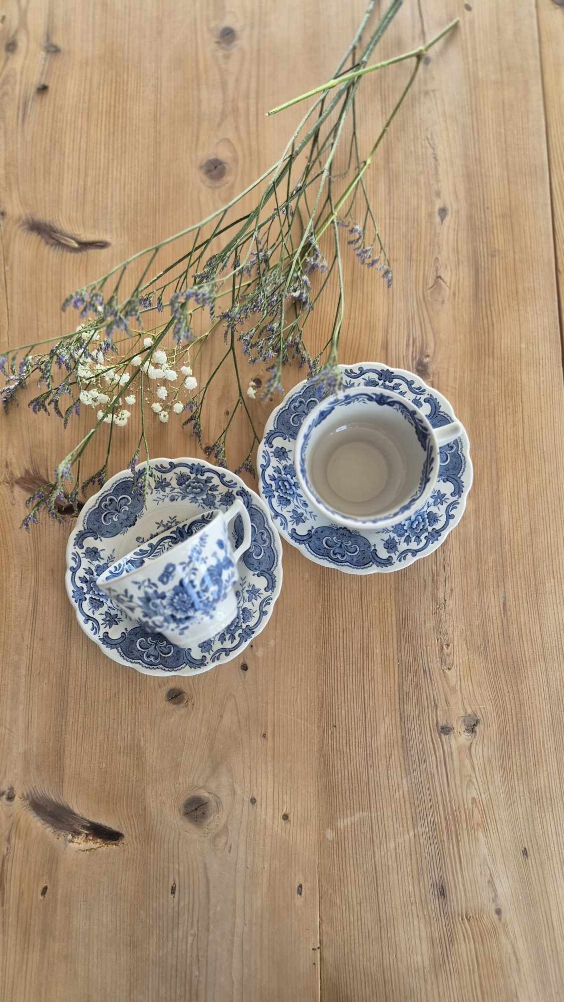 Blåvit kopp med fat, Engelsk