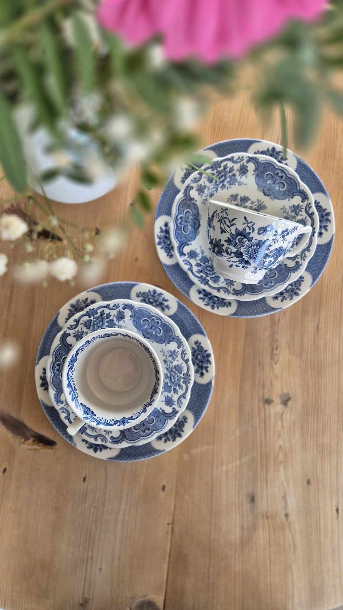 Blåvit kopp med fat, Engelsk