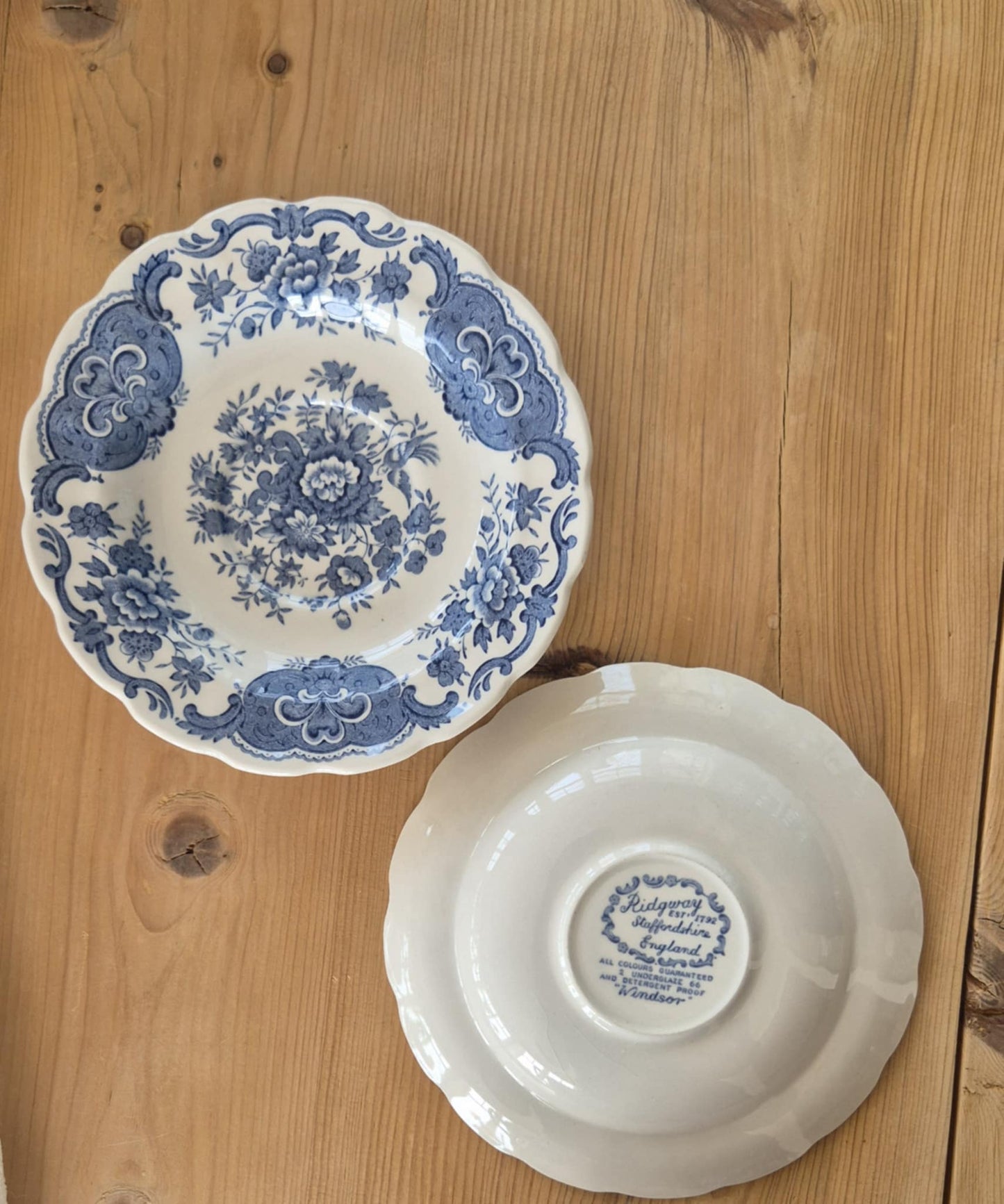 Blåvit kopp med fat, Engelsk