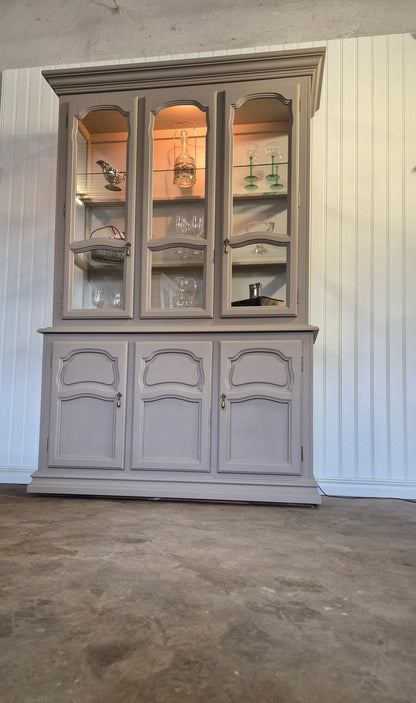 Vitrinskåp muskotnöt