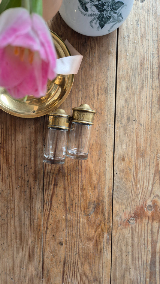 Salt och pepparkar i glas med lock i mässing