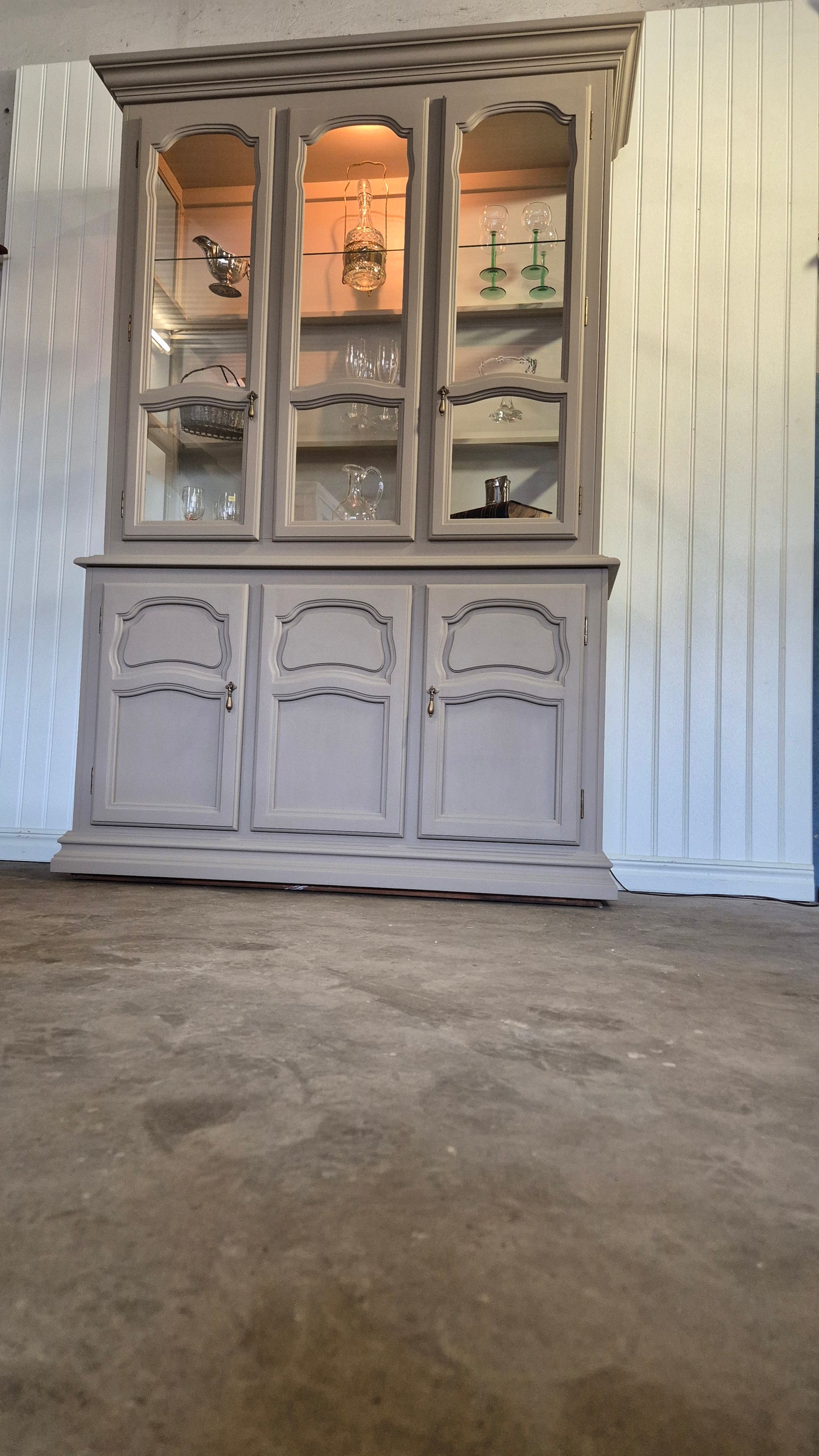 Vitrinskåp muskotnöt