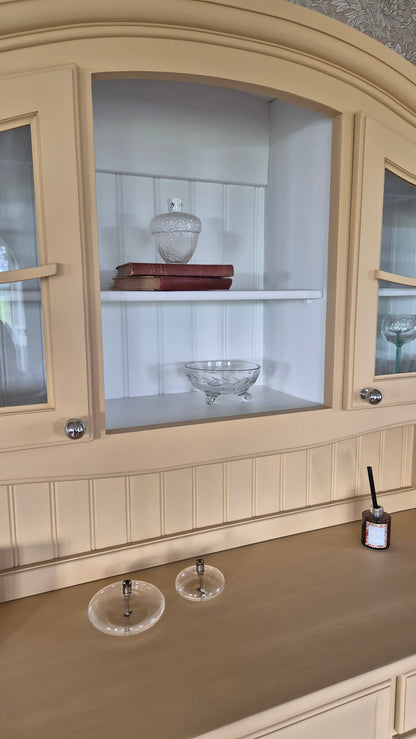 Lantligt vitrinskåp- Antikgul