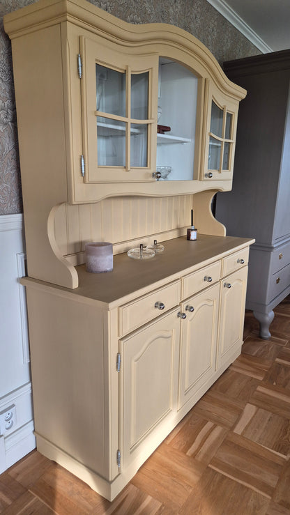 Lantligt vitrinskåp- Antikgul