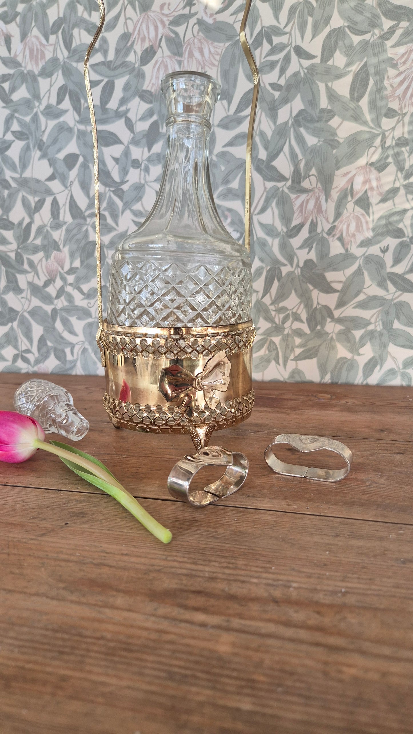 Vinkaraff i glas med hållare