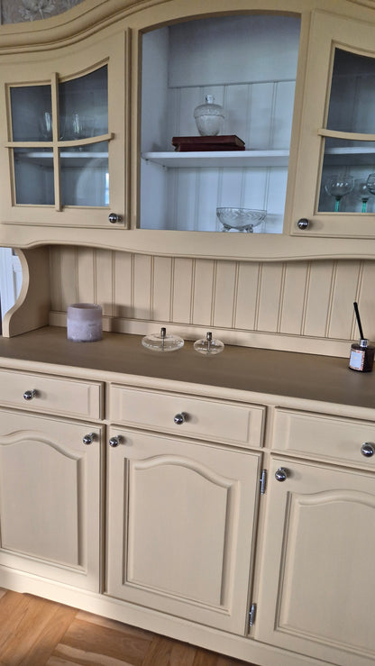 Lantligt vitrinskåp- Antikgul