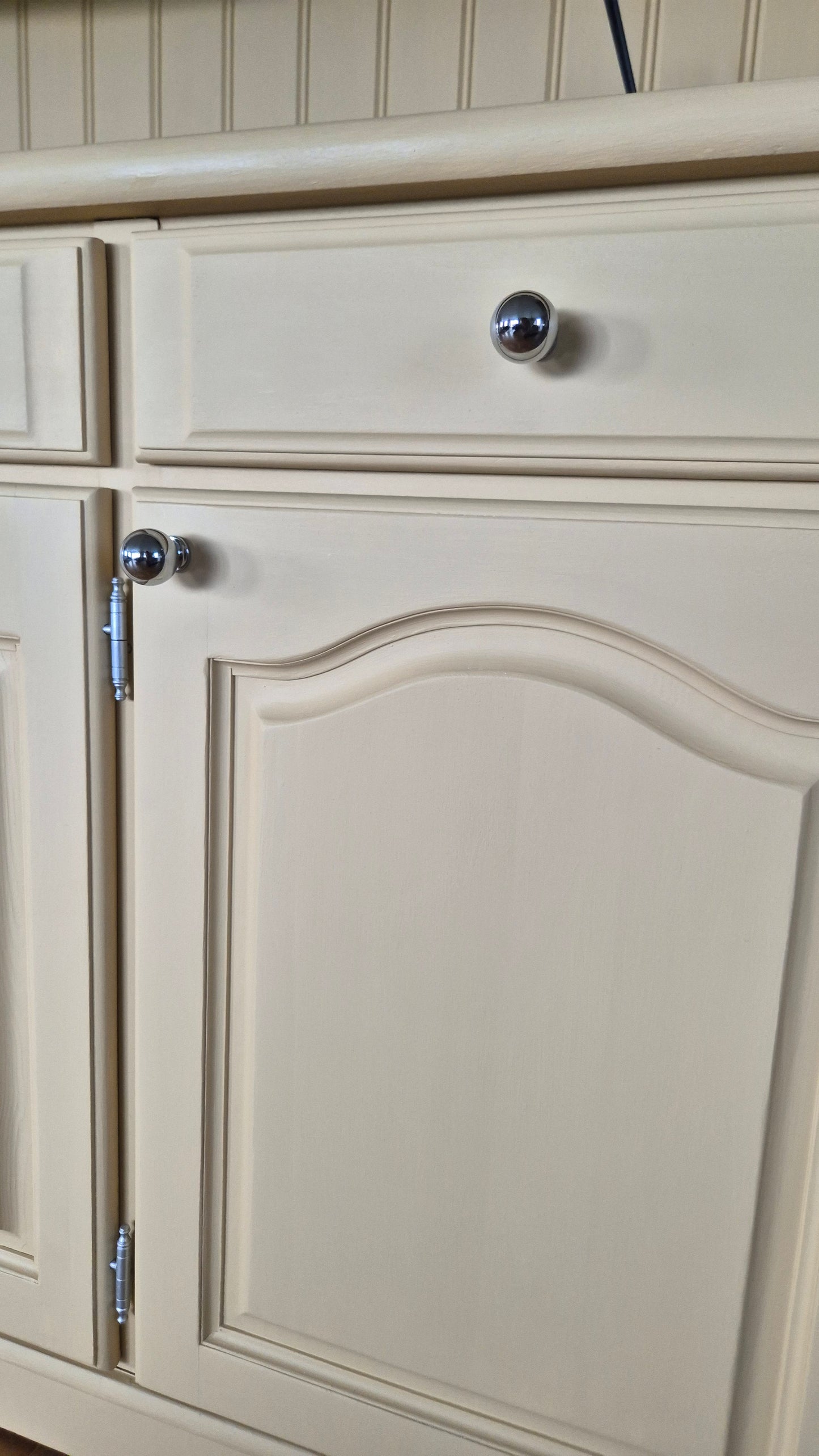 Lantligt vitrinskåp- Antikgul