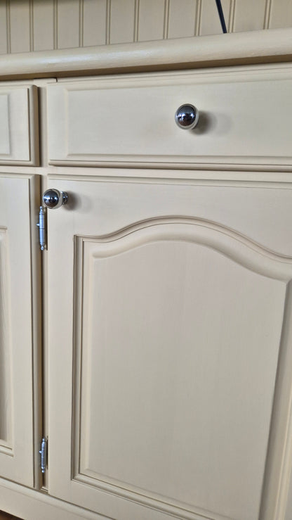 Lantligt vitrinskåp- Antikgul