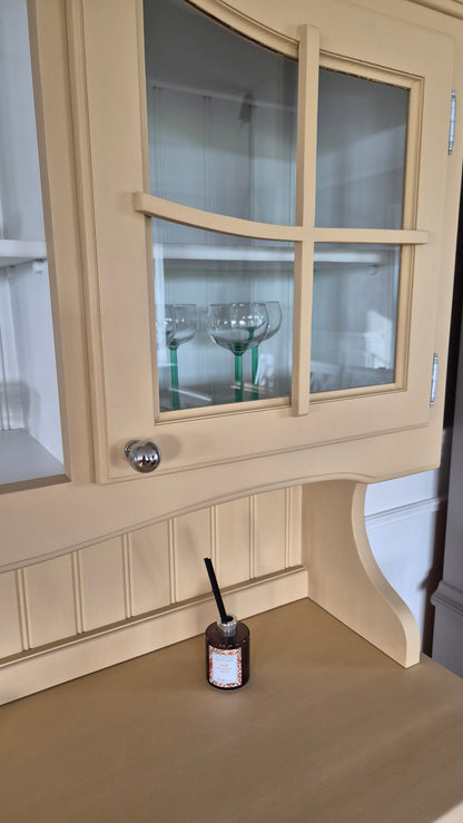 Lantligt vitrinskåp- Antikgul