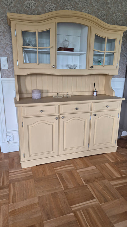 Lantligt vitrinskåp- Antikgul