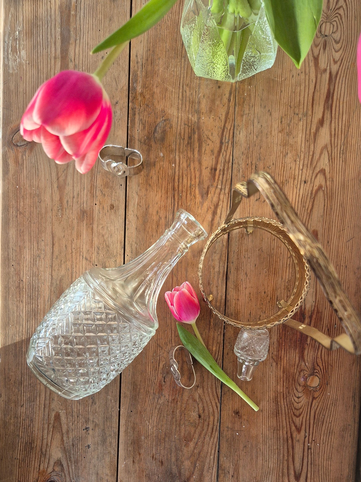 Vinkaraff i glas med hållare