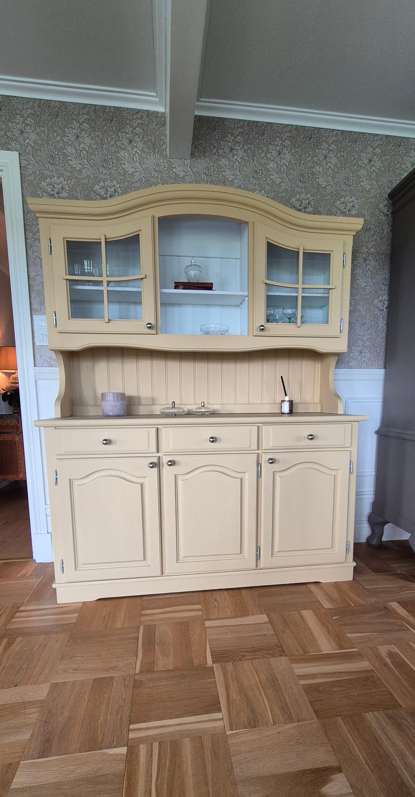 Lantligt vitrinskåp- Antikgul