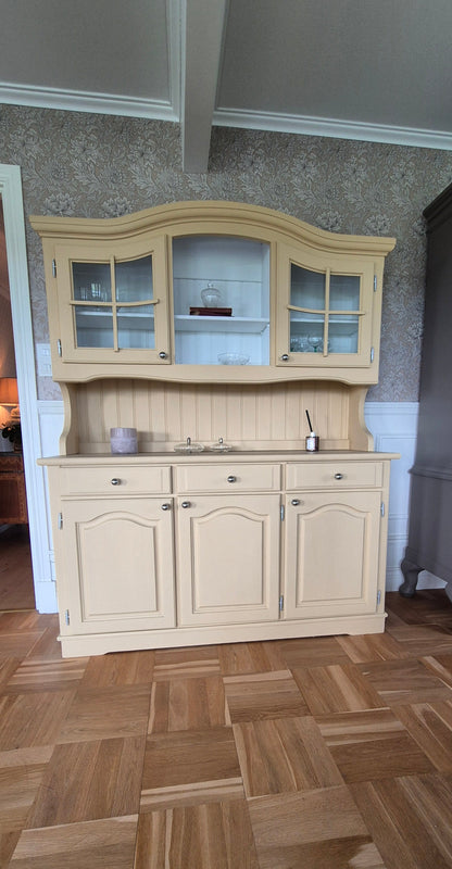 Lantligt vitrinskåp- Antikgul