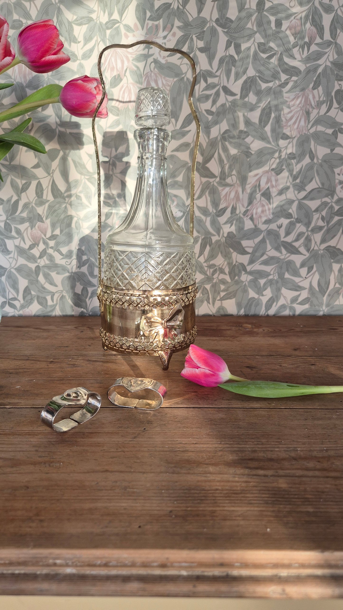 Vinkaraff i glas med hållare