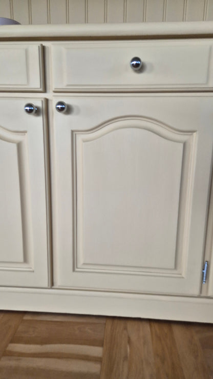 Lantligt vitrinskåp- Antikgul