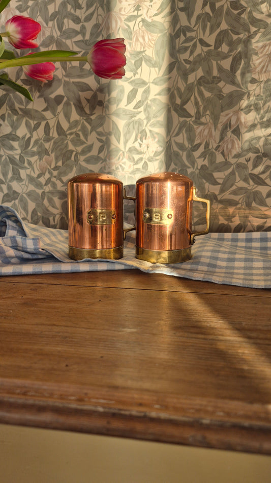 Salt- och pepparkar i koppar