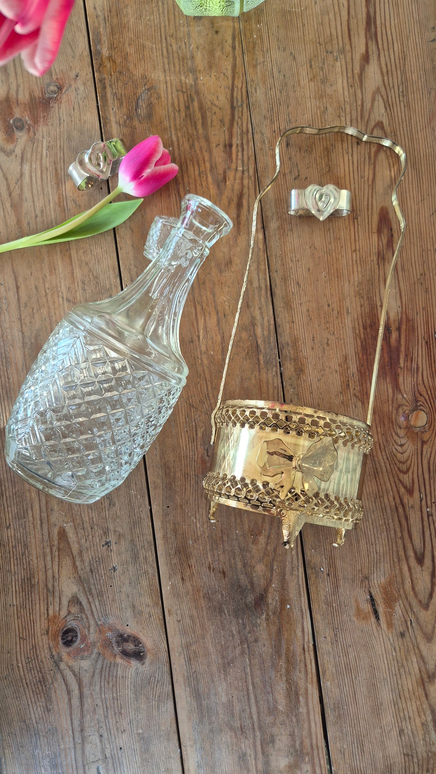 Vinkaraff i glas med hållare