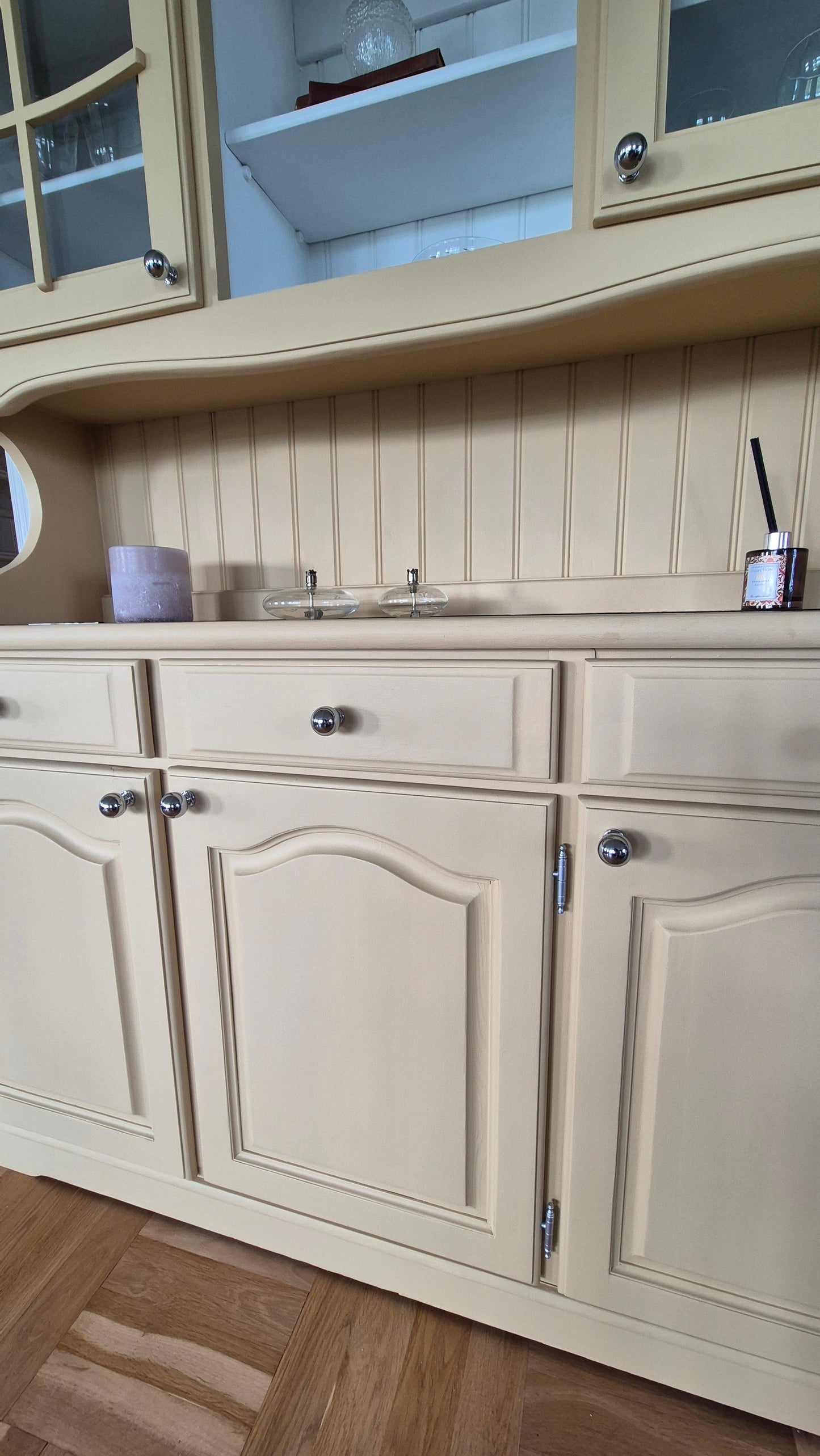 Lantligt vitrinskåp- Antikgul