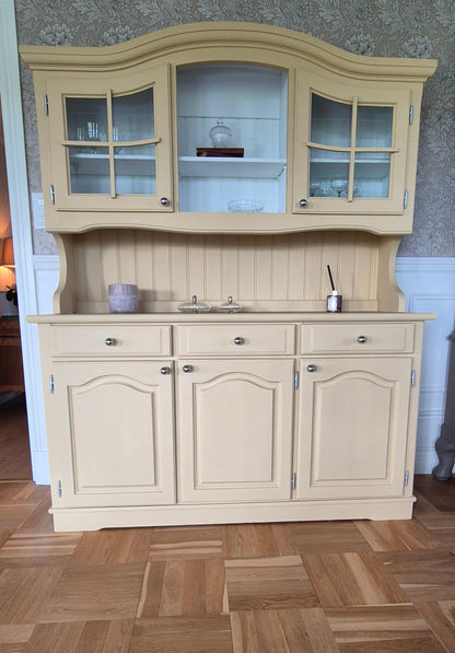 Lantligt vitrinskåp- Antikgul