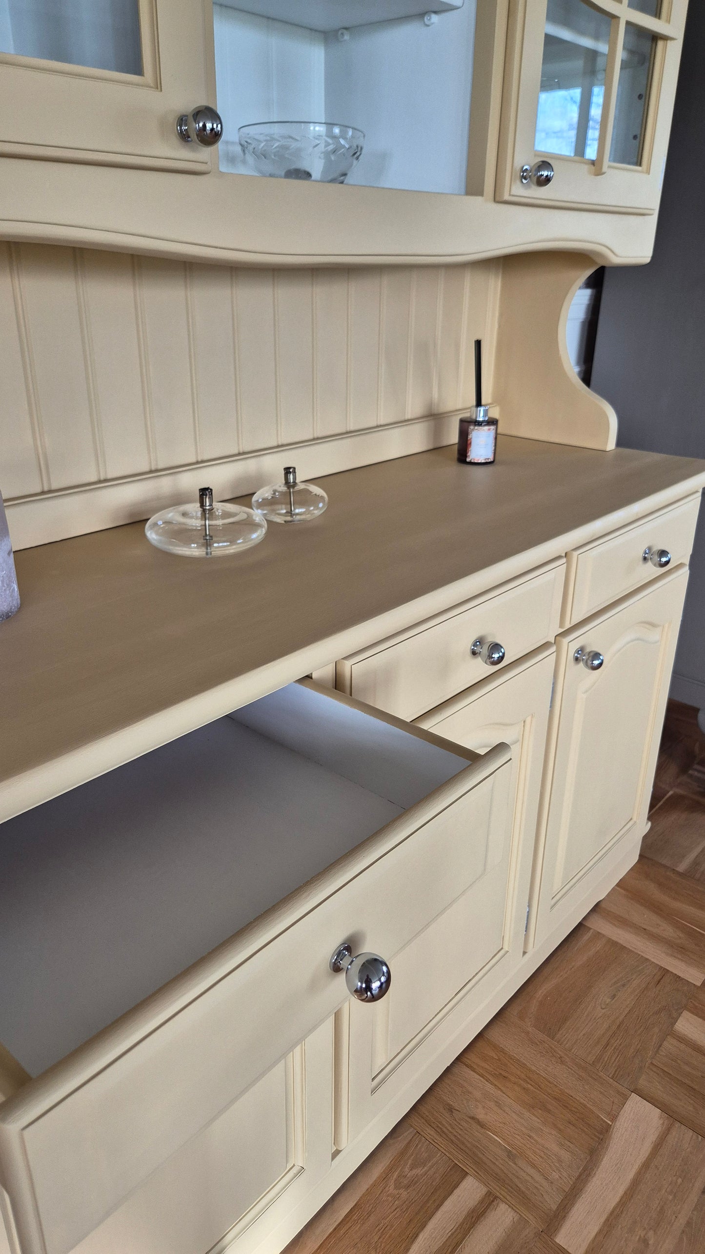 Lantligt vitrinskåp- Antikgul