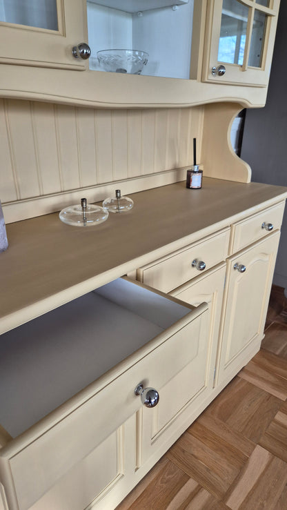 Lantligt vitrinskåp- Antikgul