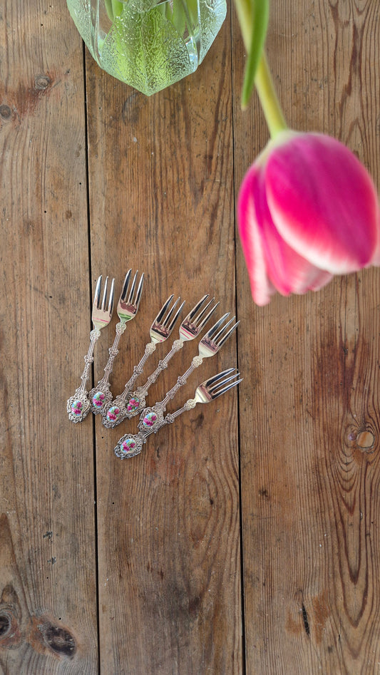 Tårtgafflar med porslinsdekor