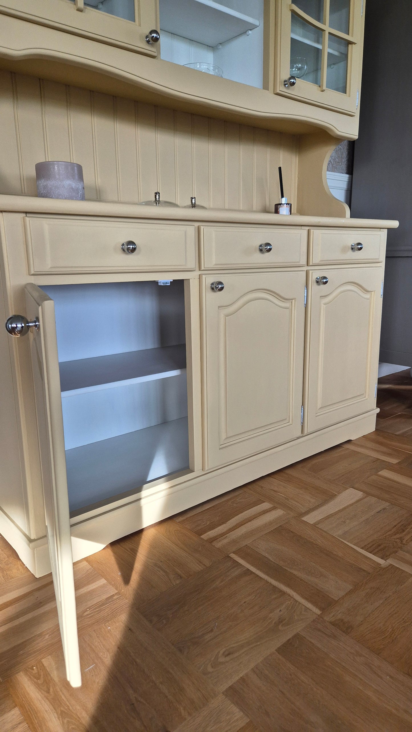 Lantligt vitrinskåp- Antikgul