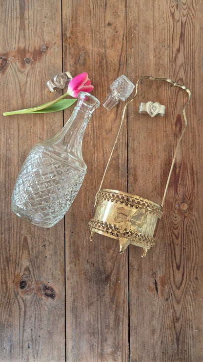 Vinkaraff i glas med hållare