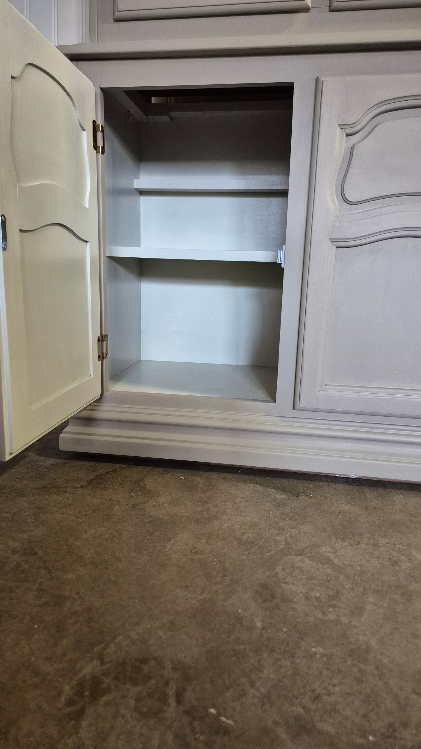 Vitrinskåp muskotnöt