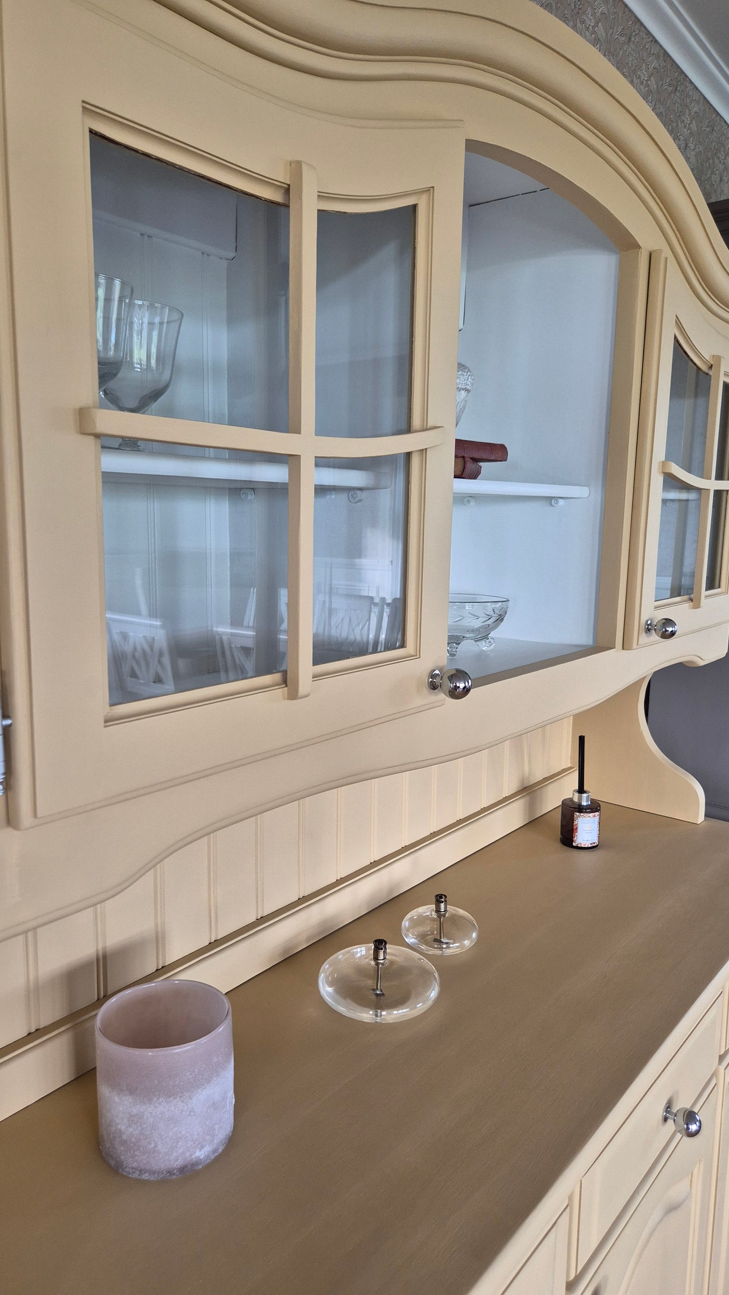 Lantligt vitrinskåp- Antikgul