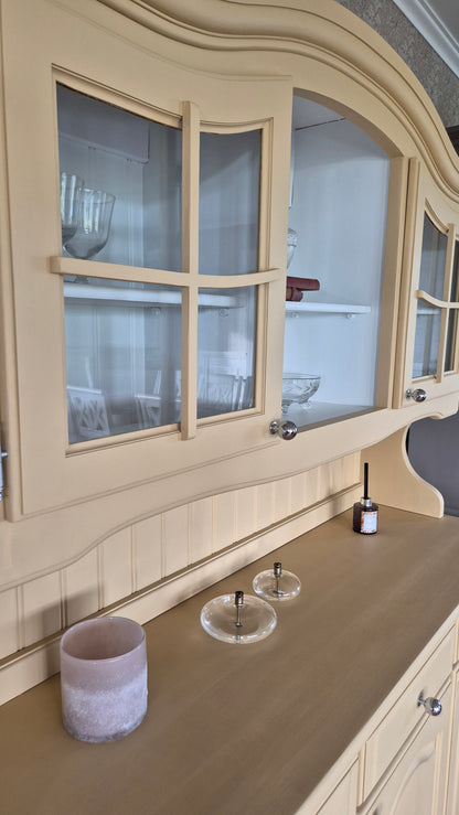 Lantligt vitrinskåp- Antikgul