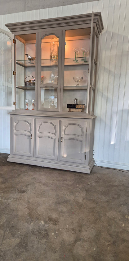 Vitrinskåp muskotnöt