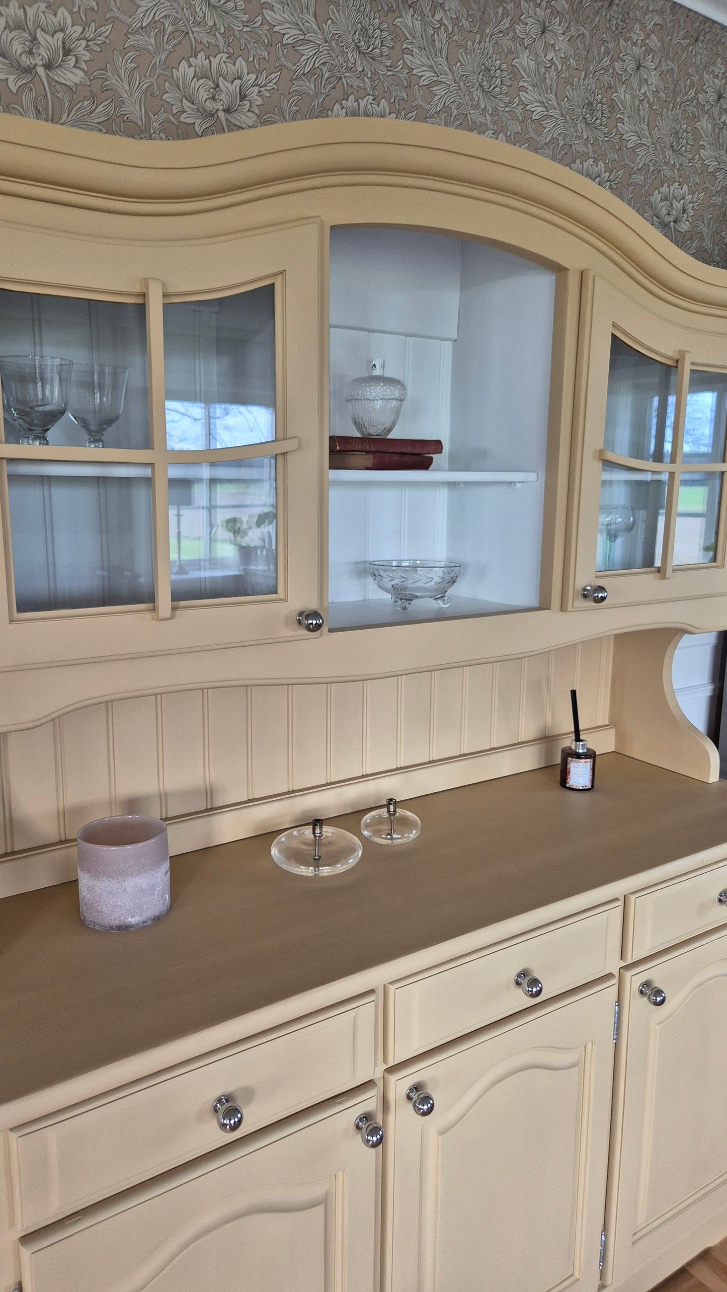 Lantligt vitrinskåp- Antikgul