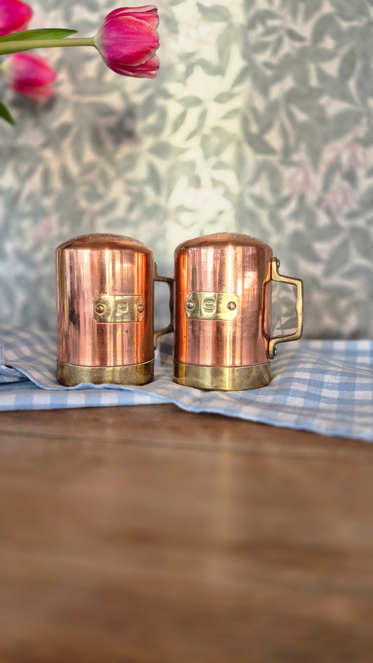 Salt- och pepparkar i koppar