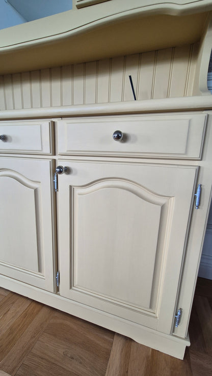 Lantligt vitrinskåp- Antikgul